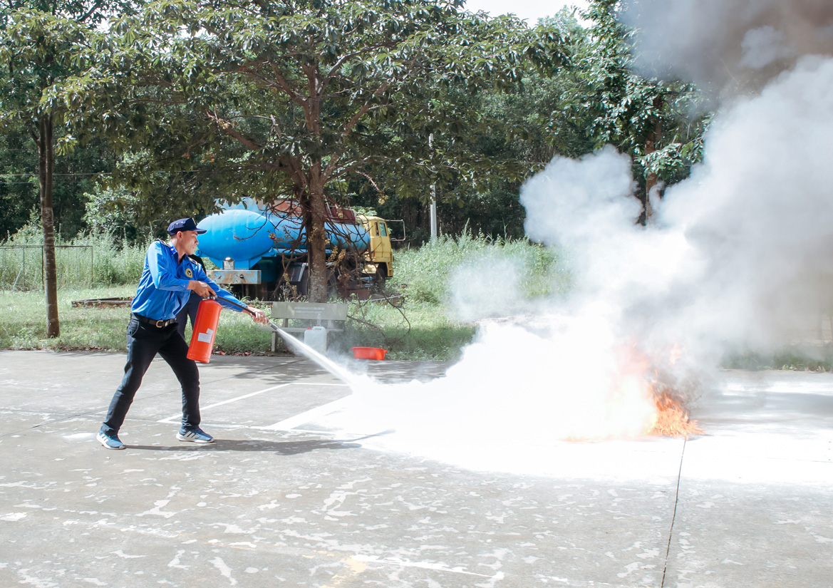 Sử dụng bình chữa cháy dạng bột để chữa cháy khay xăng